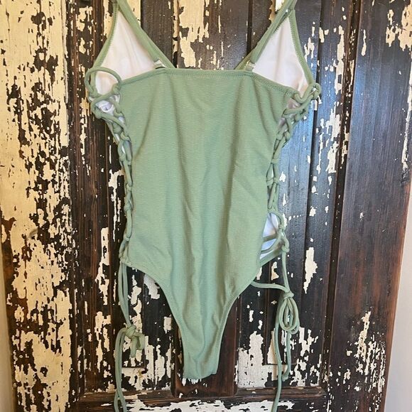 NWT Women’s Zaful one piece cinched side lace up textured swimsuit. Size 4 - Picture 5 of 6